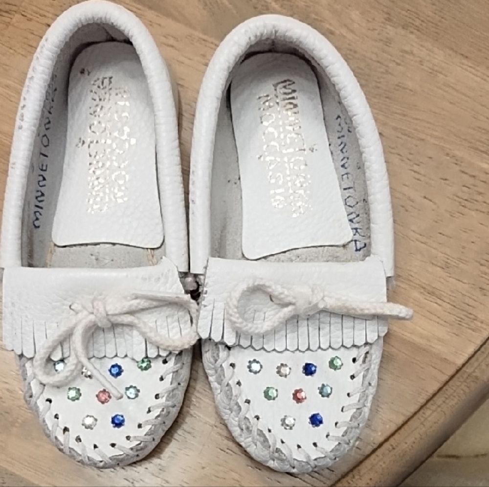 Minnetonka White and Green Moccasins with Classic Bow